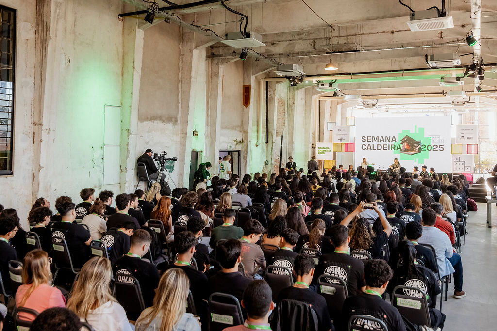 Palestra da escritora Tati Bernardi durante a Semana Caldeira (foto: Instituto Caldeira/Divulgação).