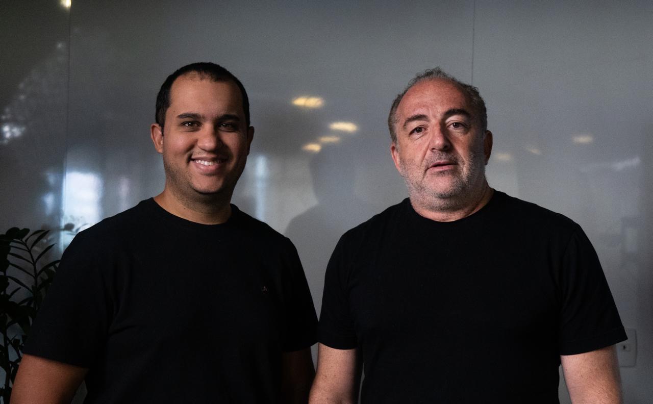 Vilton Brito (à esq.), CEO da Core Mídia e CMO do UAU Caixa, e Ricardo Podval, CSO do Bora.