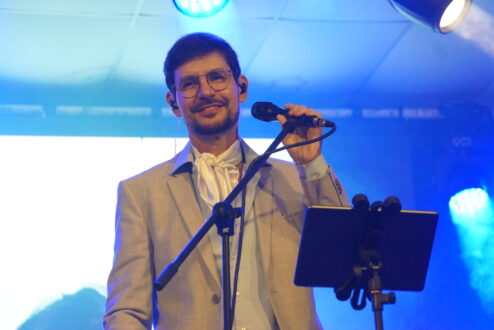 Ailton Santos Filho como Tingo Santi, em seu show-tributo a Roberto Carlos.