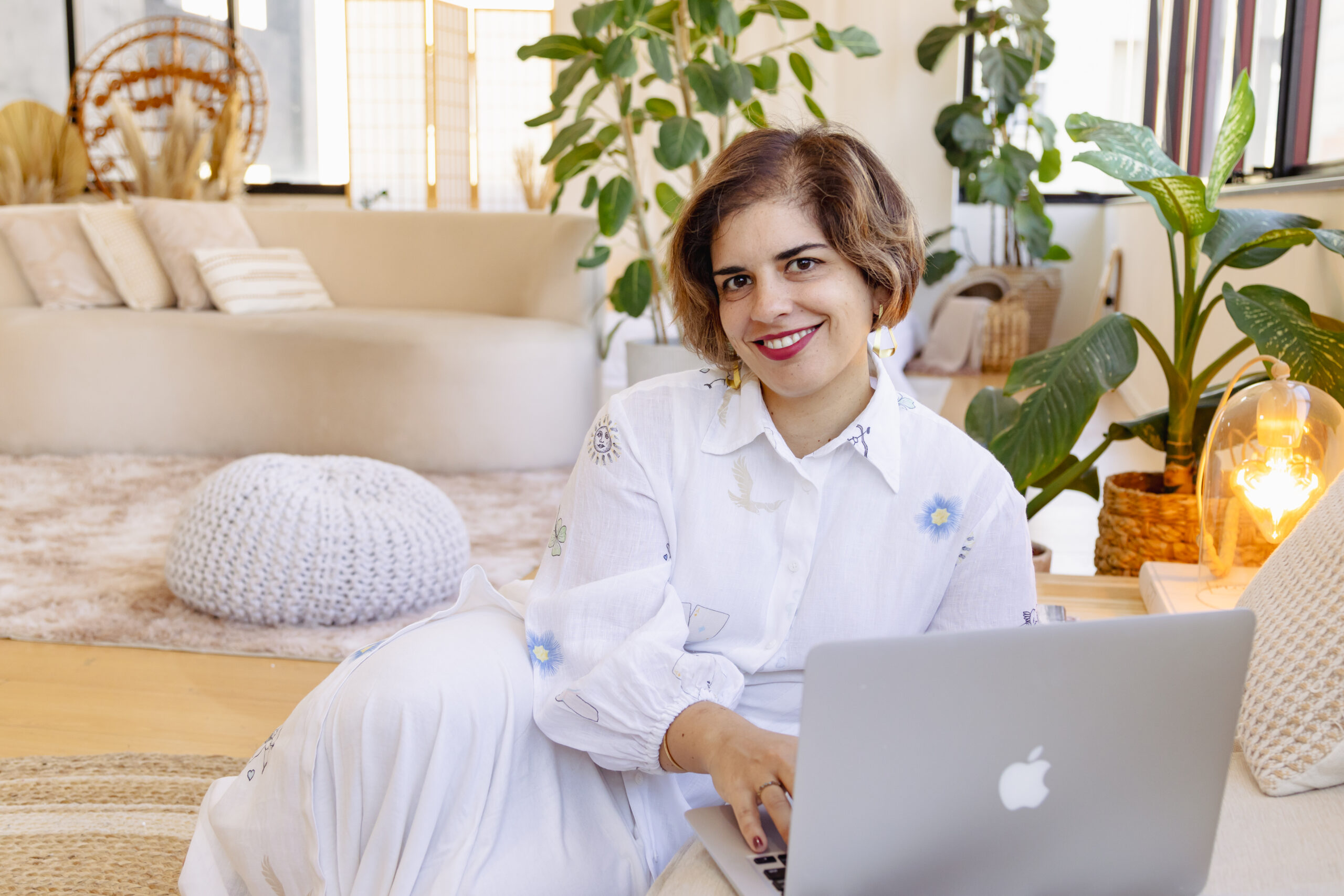 Santosha, criadora do método Plasticidade, professora da pós-graduação em Cultura de Propósito e Liderança Regenerativa da Florescentia e gestora da Sri Prem Baba Academy.