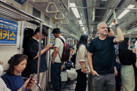 Gui Brammer em Seul, na Coreia do Sul, onde começou a captação do documentário “The Hope Economy”.