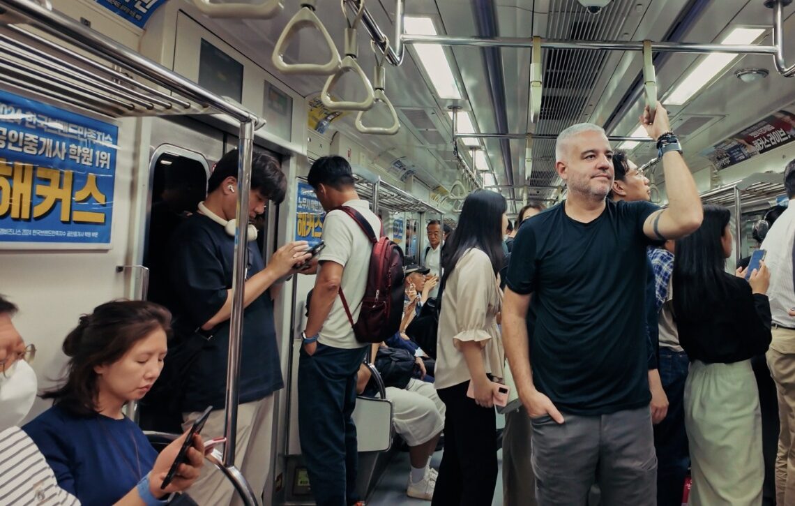 Gui Brammer em Seul, na Coreia do Sul, onde começou a captação do documentário “The Hope Economy”.