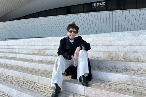 Beia Carvalho em frente ao restaurante do MAAT (Museu de Arte, Arquitetura e Tecnologia), em Lisboa (foto: acervo pessoal).