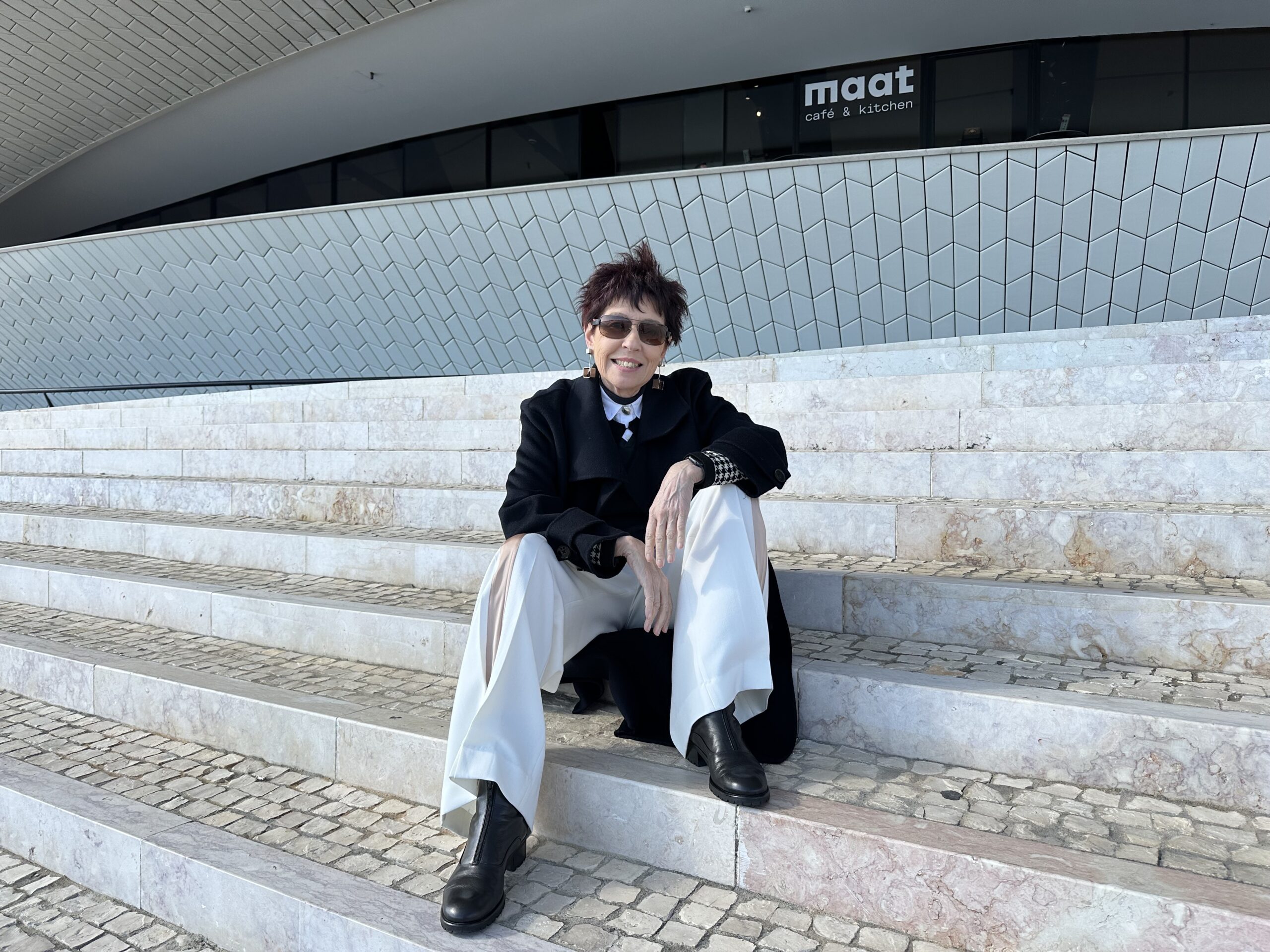Beia Carvalho em frente ao restaurante do MAAT (Museu de Arte, Arquitetura e Tecnologia), em Lisboa (foto: acervo pessoal).