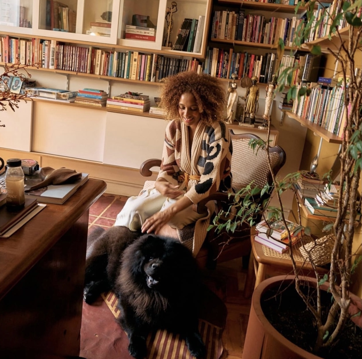 Stephanie Ribeiro com seu Chow-Chow Basquiat.