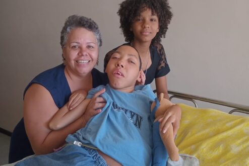 Nilza Carla Leal com os filhos João Pedro e Maria Júlia.
