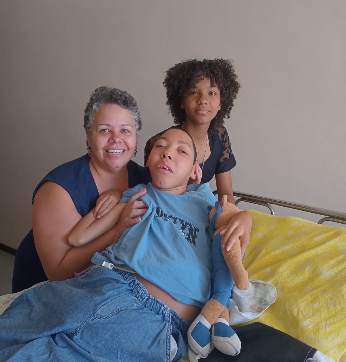 Nilza Carla Leal com os filhos João Pedro e Maria Júlia.