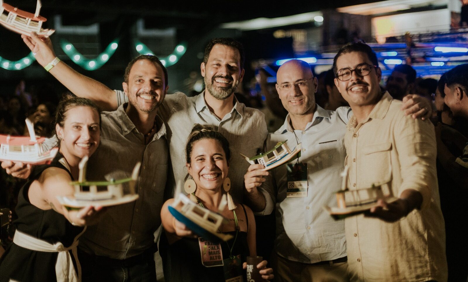 A partir da esq.: Paola Bleicker, Mariano Cenamo (em memória), Carlos Koury, André Vianna, Marcus Bessa e Juliana Teles na edição do FIINSA de 2024.